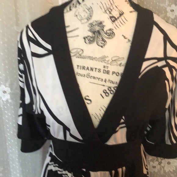 Speechless black/white dress V Neck Short Sleeve with Ban Detail Tie Belt - Picture 3 of 9